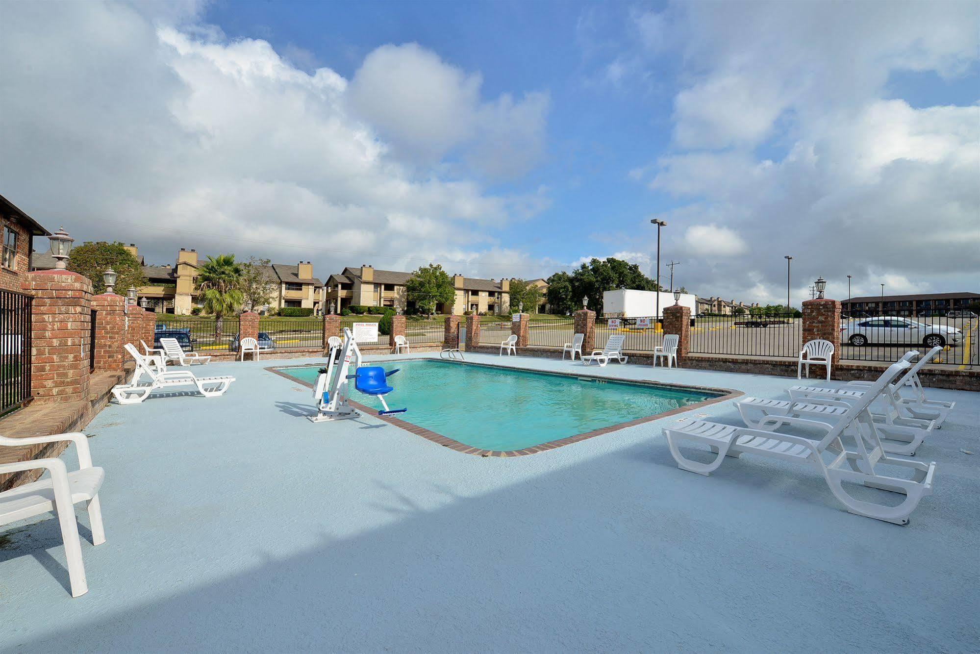 Super 8 By Wyndham Universal City Zewnętrze zdjęcie